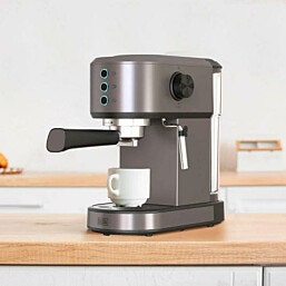 מכונת קפה עם מקציף BXCO1350E מבית BLACK&DECKER