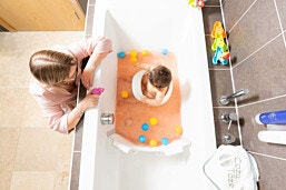 Baby Dam מקטין אמבטיה שהופך אמבט ביתי לאמבט תינוק דגם חדש PLUS-צהוב
